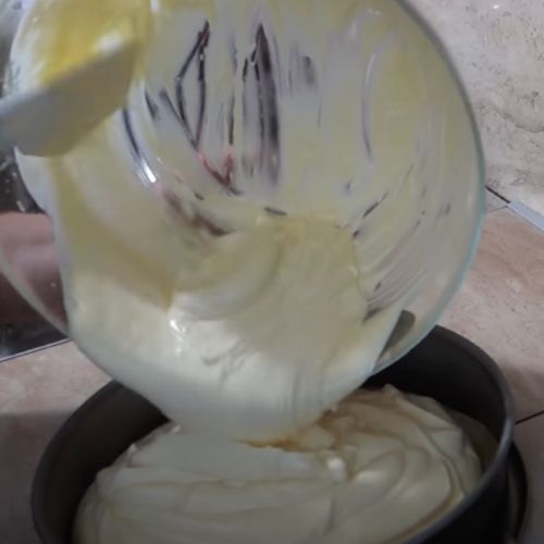 Sernik bez spodu, najprostszy przepis. 6 składników i ekspresowe ciasto na Wielkanoc gotowe