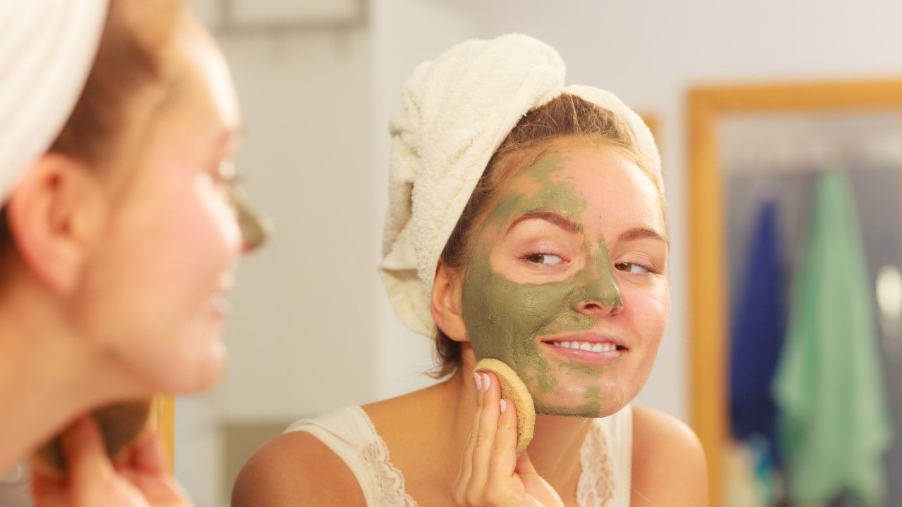Kobieta z zieloną maseczką na twarzy