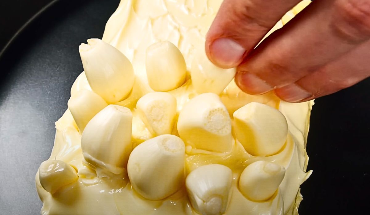 Weź masło i wbij w nie ząbki czosnku. Za ten patent ktoś powinien dostać nagrodę