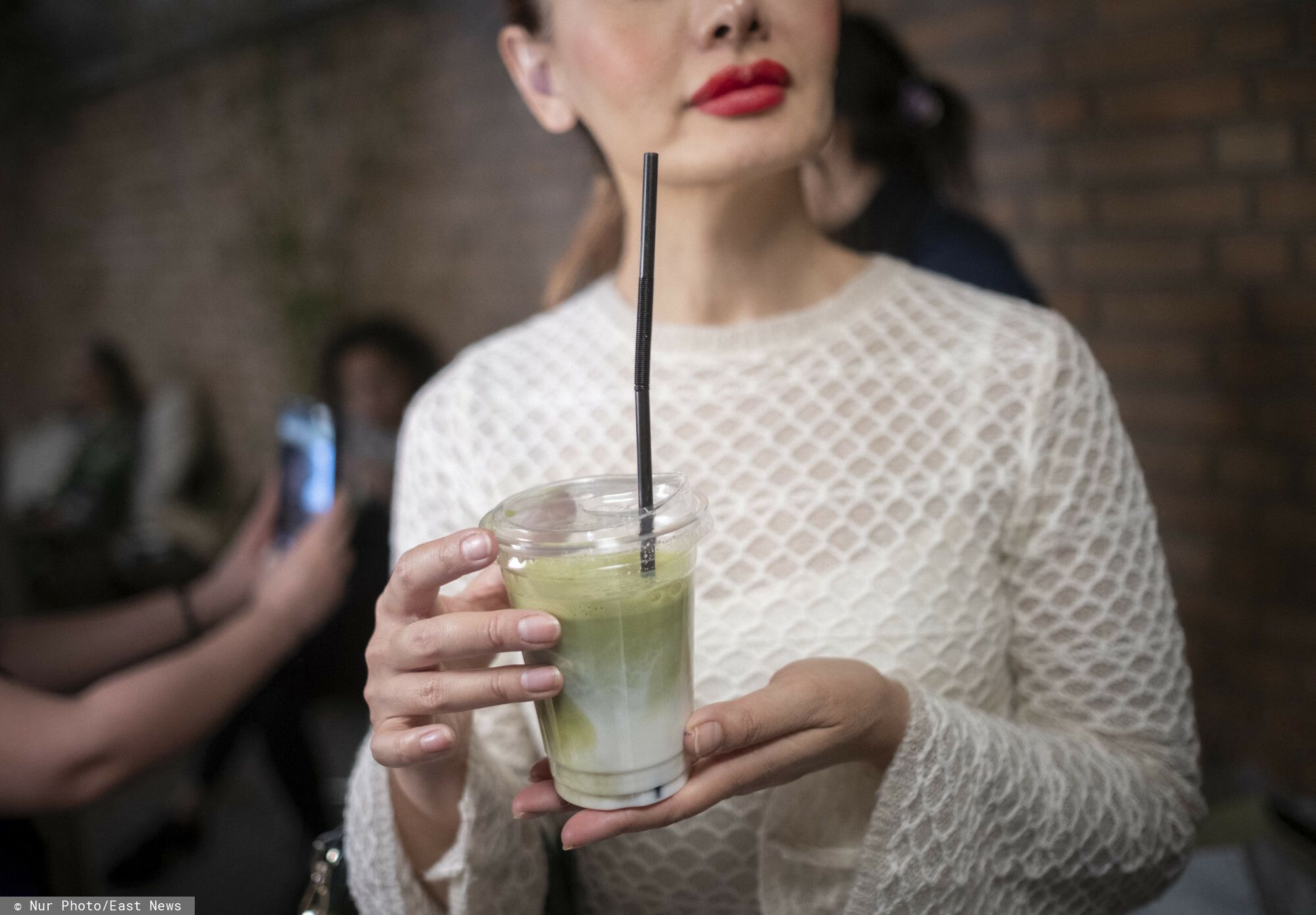 Polskie gwiazdy piją ten napój na potęgę. Julia Wieniawa i Sandra Kubicka go uwielbiają