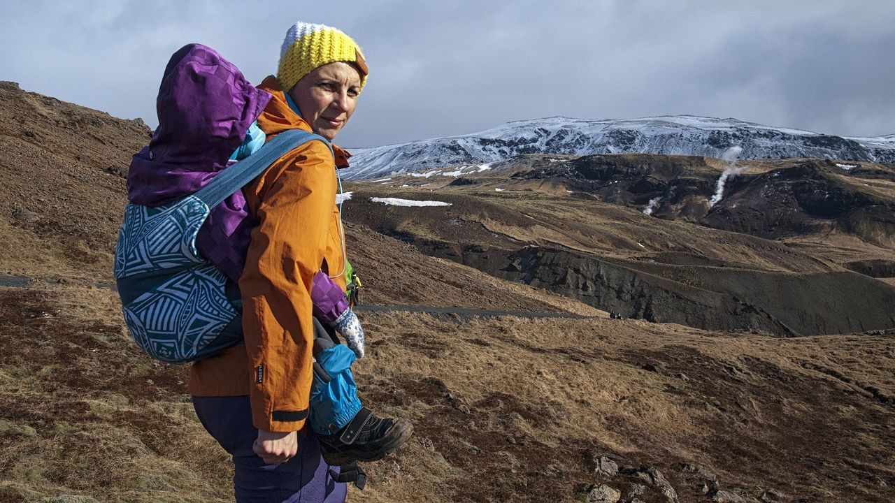 matka z dzieckiem w nosidle Islandia