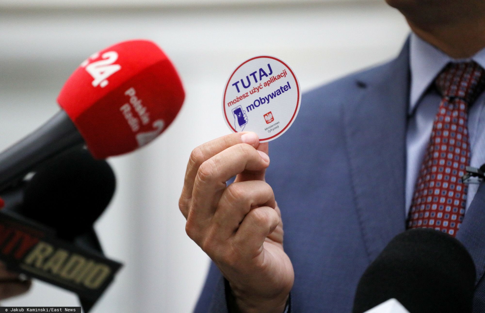 Trzy nowości w mObywatelu. Załatwisz formalności od ręki, w urzędach i bankach zrobi się pusto