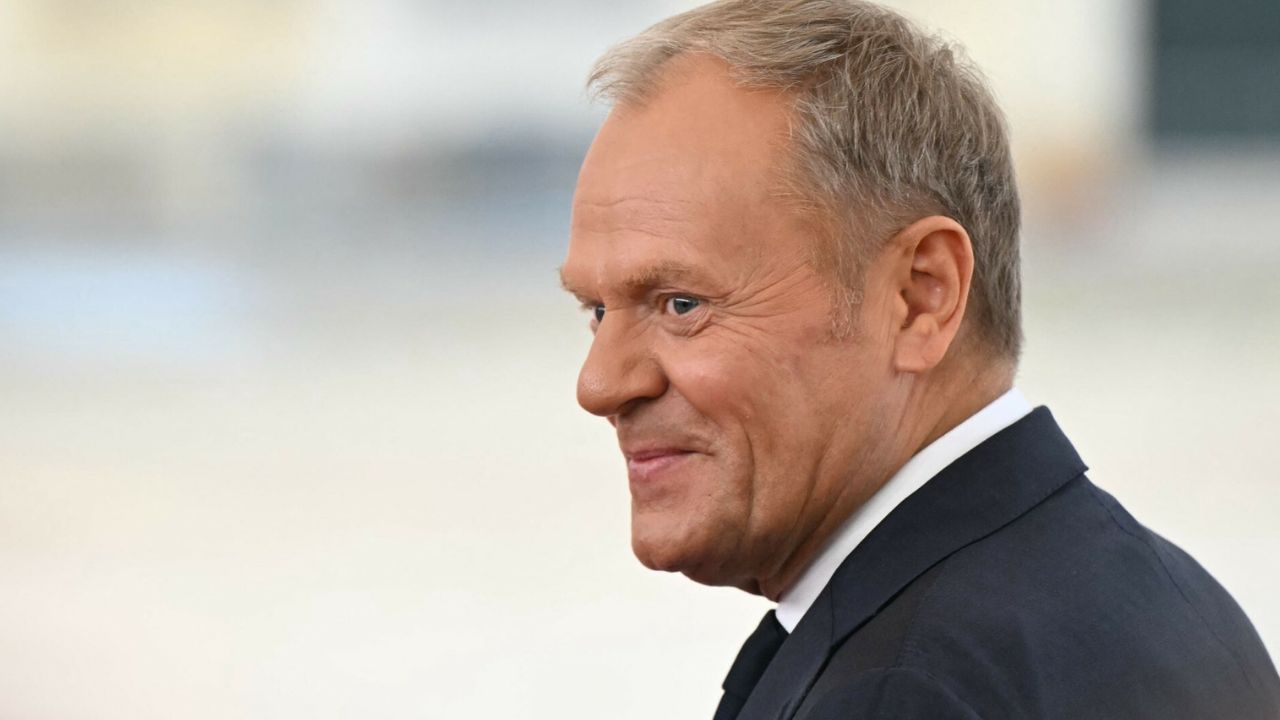 Przyłapali Tuska na meczu Polaków. Niebywałe, kto siedział obok