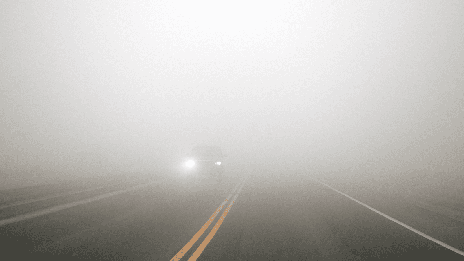 Gęsta mgła w Polsce. IMGW wydało ostrzeżenia