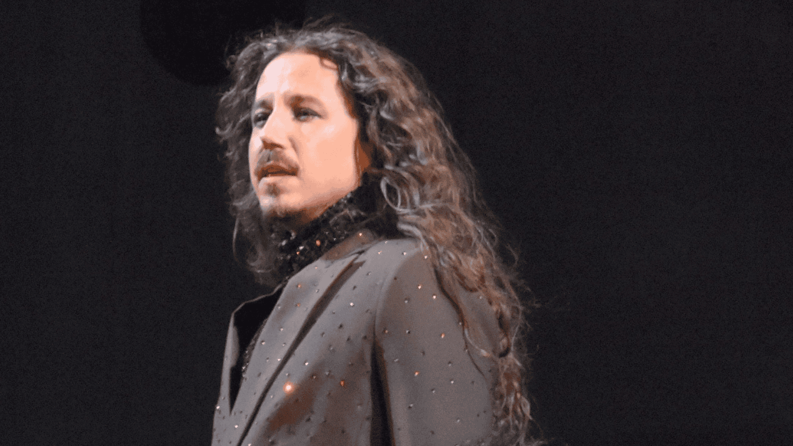 Michał Szpak wybiegł w ręczniku na głowie. Komentarze pojawiły się niemal natychmiast