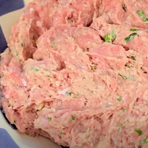 Zetrzyj cukinię i ułóż na niej mięso mielone. Taki obiad podam w długi weekend