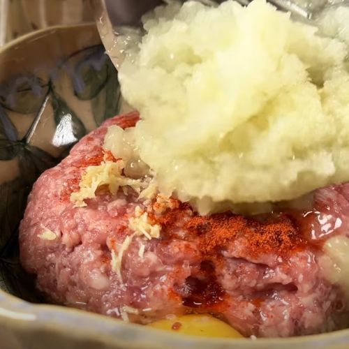 Ulep kulki z mięsa mielonego i zrób wgłębienie szklanką. Zwykłe kotlety mogą się schować 