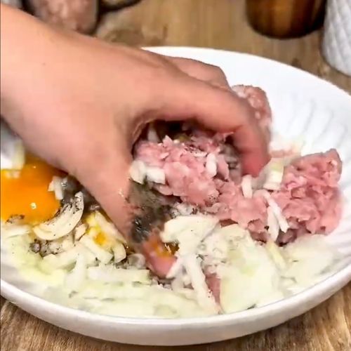 Weź wafle i rozsmaruj na nich mięso mielone. Przepis na medal