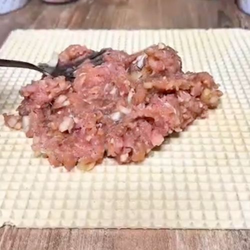 Weź wafle i rozsmaruj na nich mięso mielone. Przepis na medal