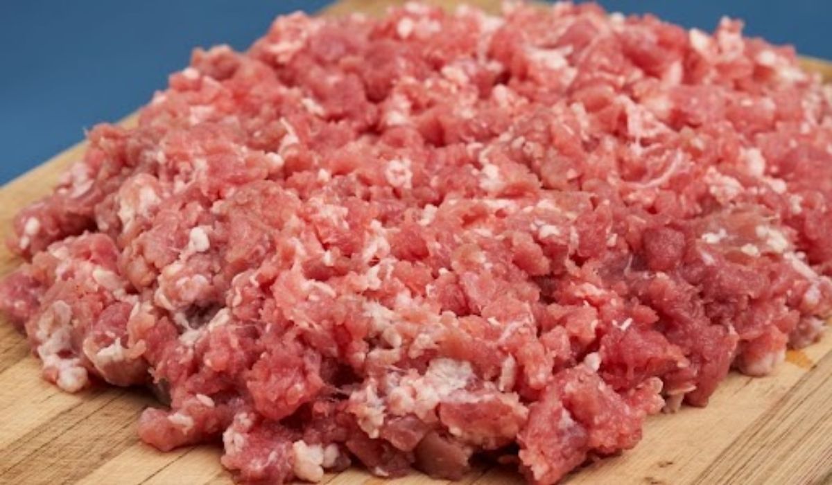 Polacy wciąż je kupują, a to najgorszy rodzaj mięsa. Jego skład pozostawia wiele do życzenia