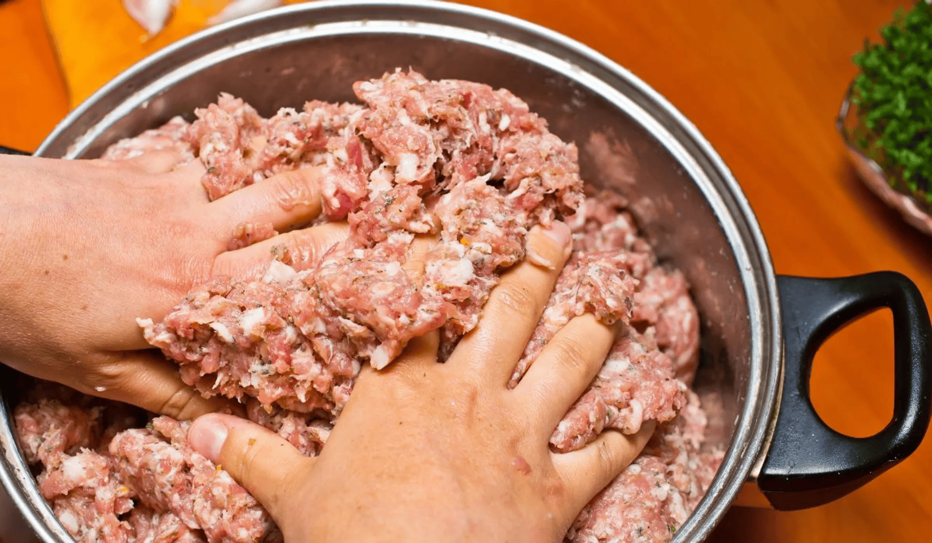 Polacy jedzą to codziennie. Niewielu sprawdza, co naprawdę trafia na talerz