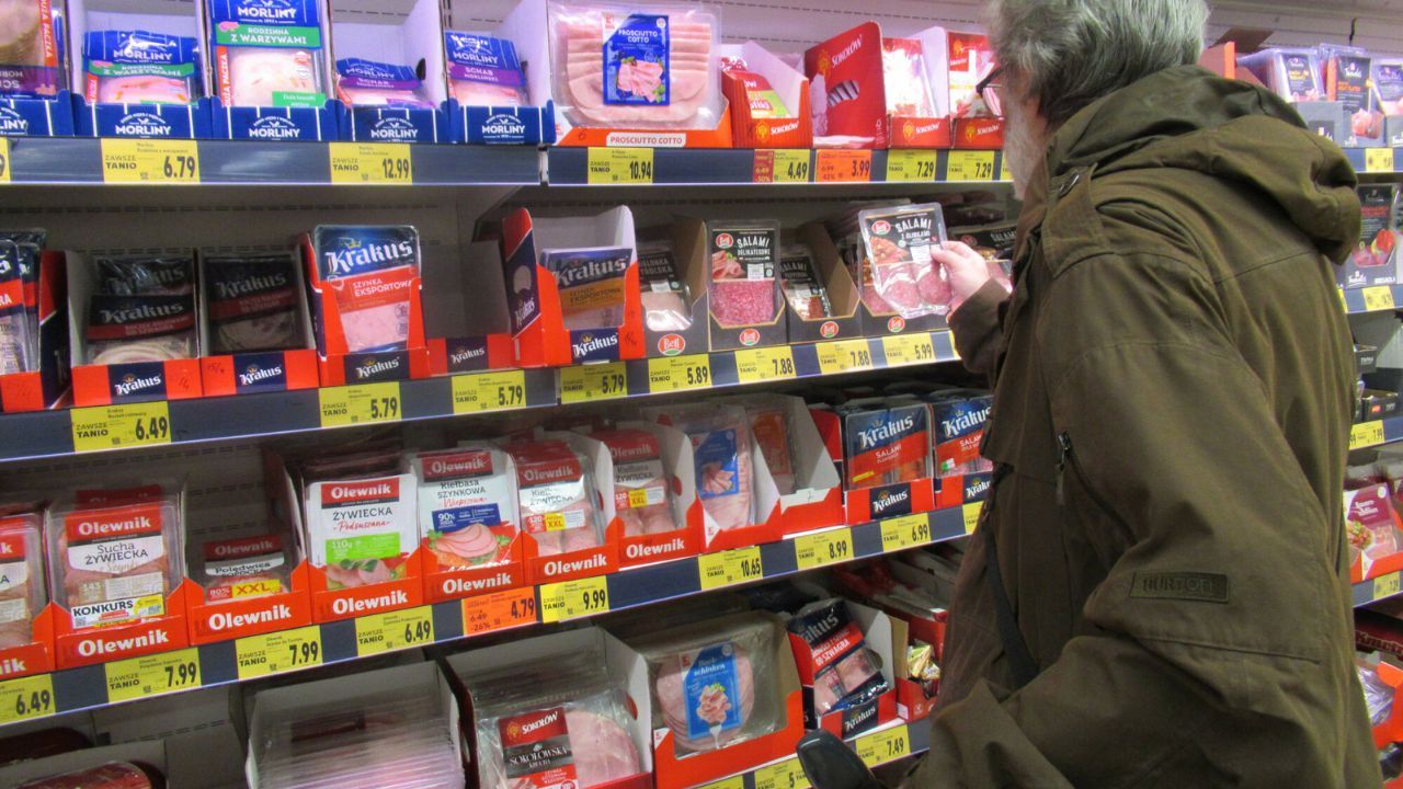 Biedronka i Lidl pilnie apelują do klientów. Niebezpieczna bakteria w mięsie, natychmiast wyrzuć