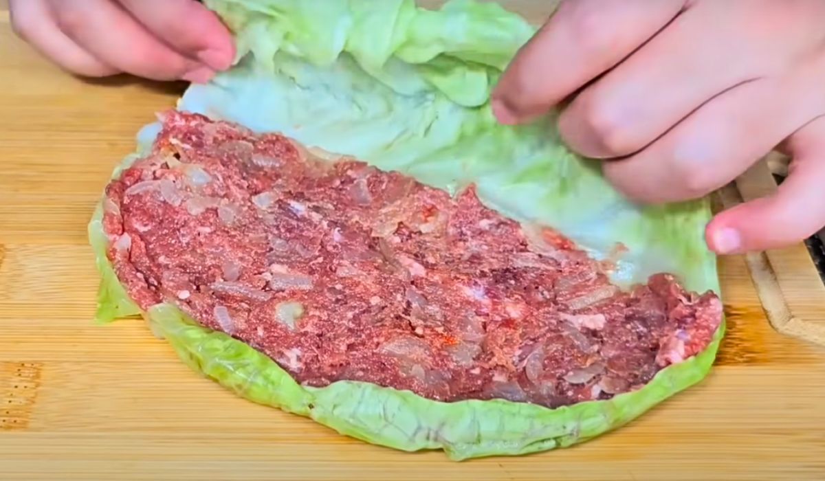 mięso mielone na liściu kapusty