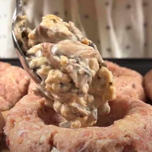 Ulep kulki z mięsa mielonego i zrób wgłębienie szklanką. Zwykłe kotlety mogą się schować 