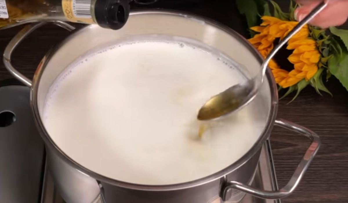 mleko i ocet w garnku 