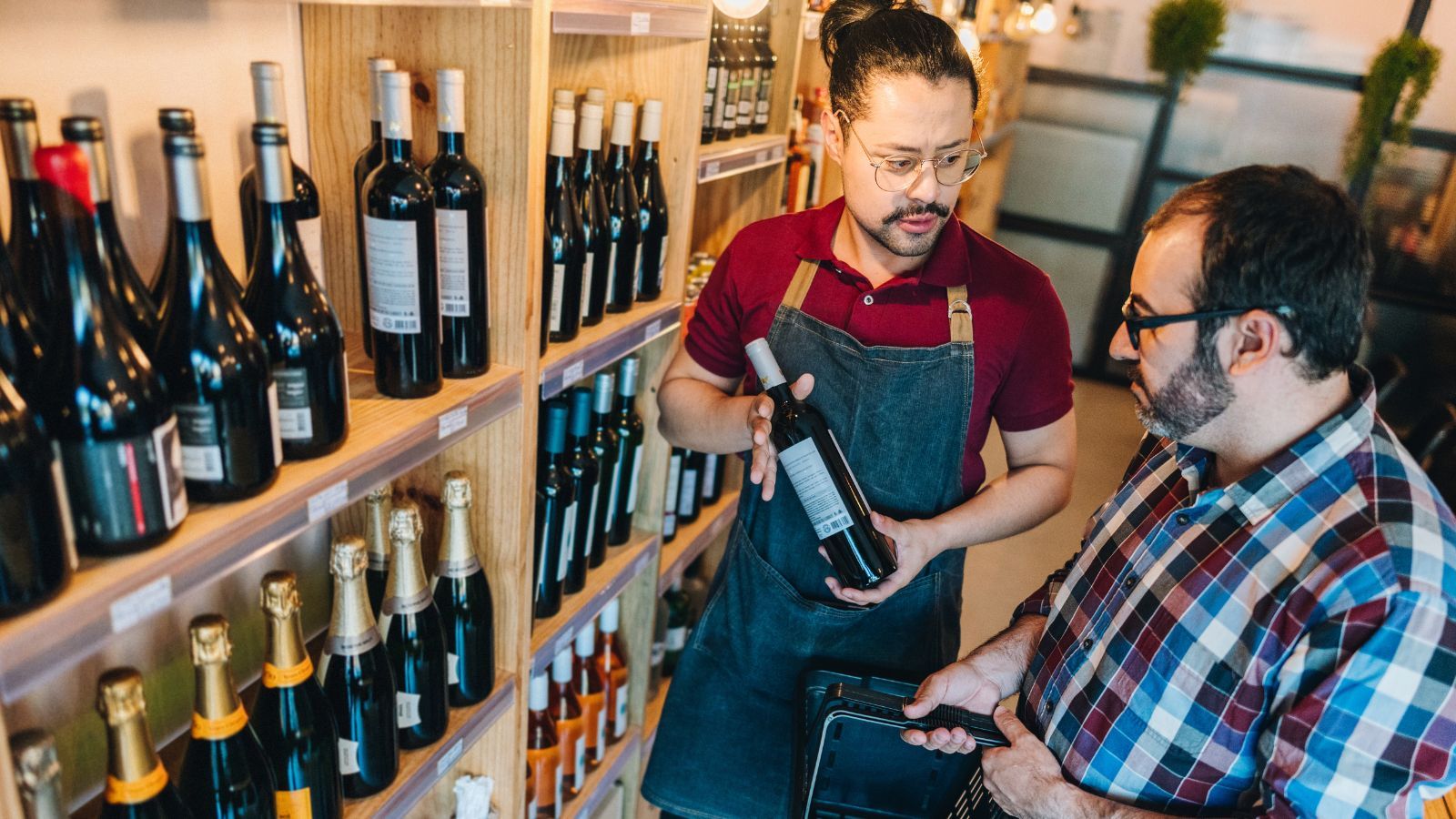 Sklepikarz znalazł lukę. Tak obchodzi zakaz sprzedaży alkoholu nocą w Warszawie