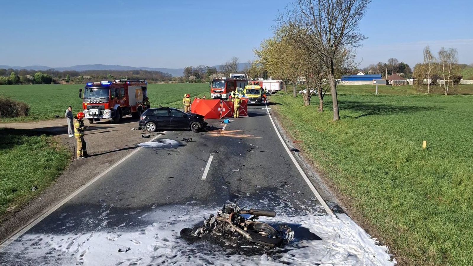 Tragedia w sobotni poranek. Pojazd po zderzeniu stanął w płomieniach. Droga całkowicie zablokowana