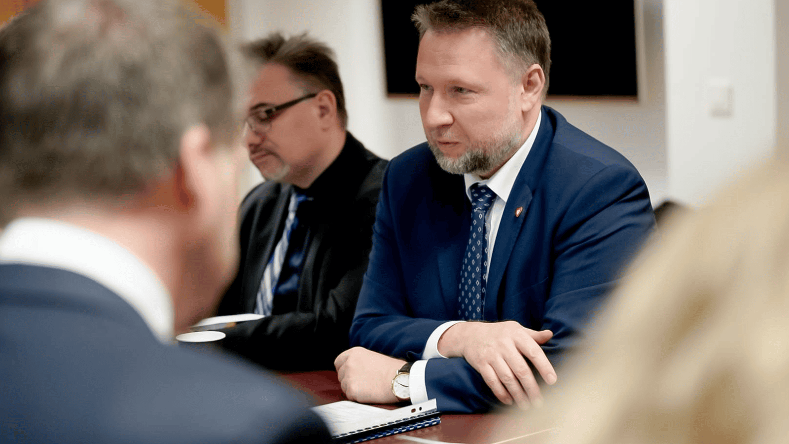 Marciń Kierwiński podczas obrad.