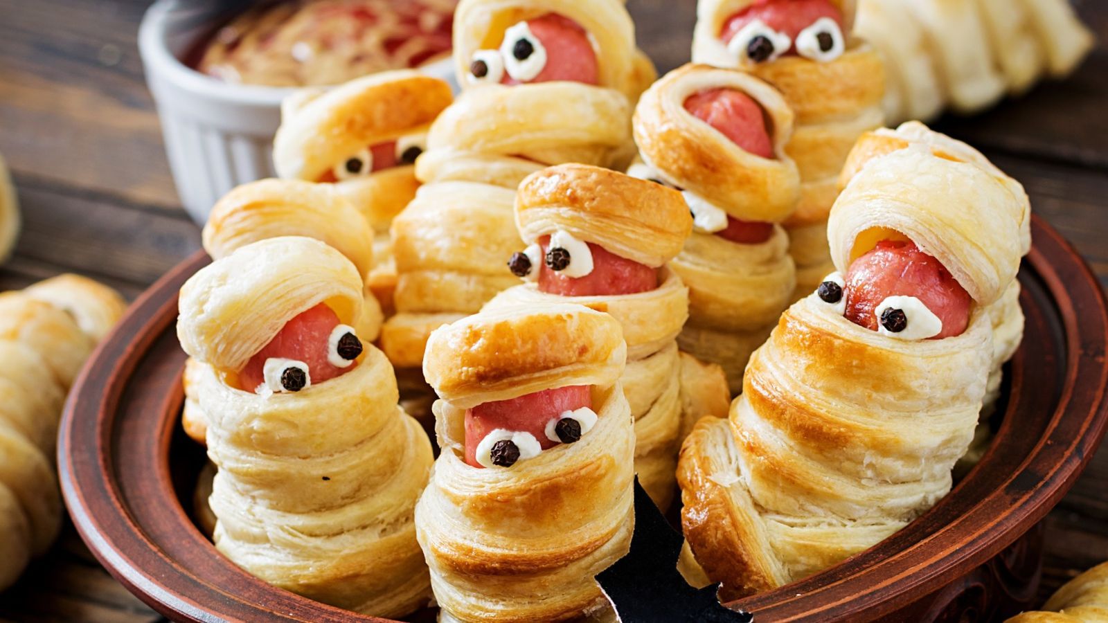 3 proste przekąski na Halloween z ciasta francuskiego. Dzieci je uwielbiają