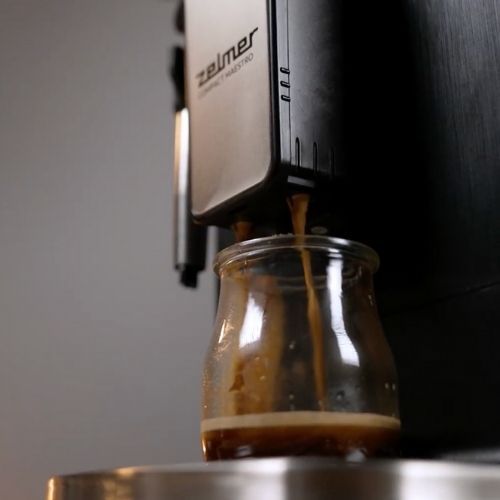 Ten mus kawowy nie ma sobie równych. Z ekspresem Zelmer ZCM8110 Compact Mastreo zrobisz go w moment