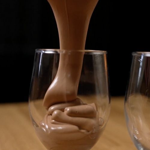 Ten mus kawowy nie ma sobie równych. Z ekspresem Zelmer ZCM8110 Compact Mastreo zrobisz go w moment