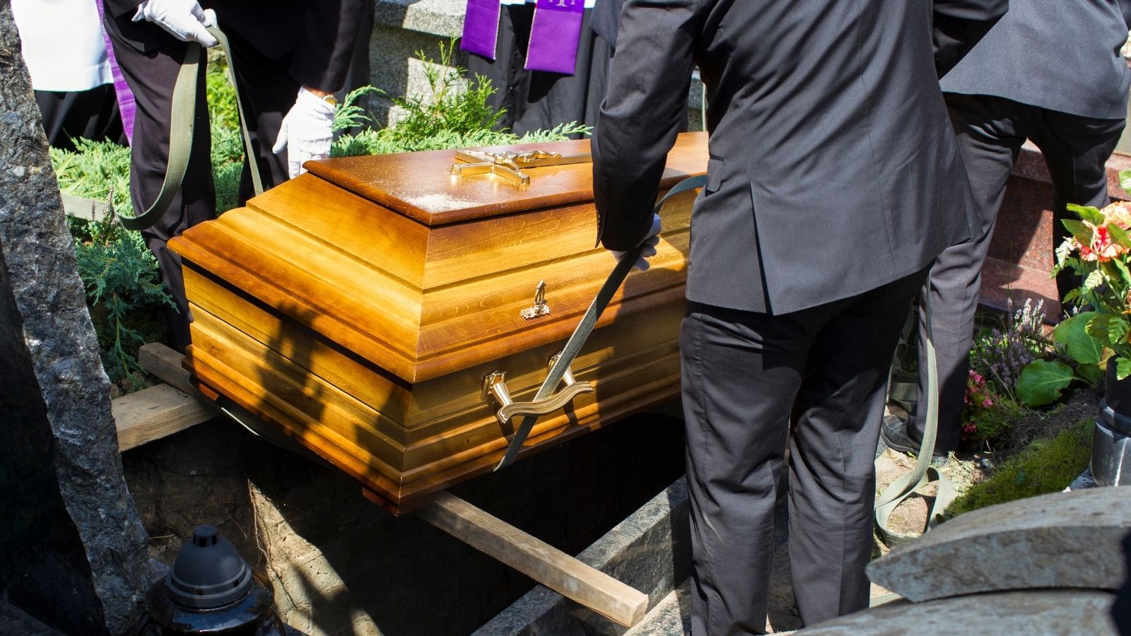 Pogrzeb świecki czy z księdzem? Sprawdziliśmy rachunki. Różnica w kwotach na fakturze wbija w fotel