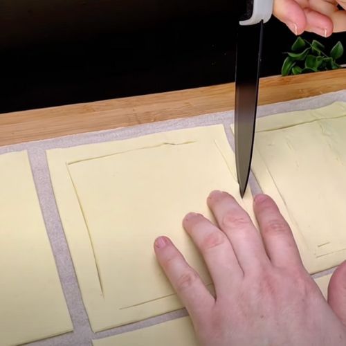 Owiń szynką szparagi i ułóż je na cieście francuskim. O tą kolację ostatnio ciągle prosi mnie rodzina