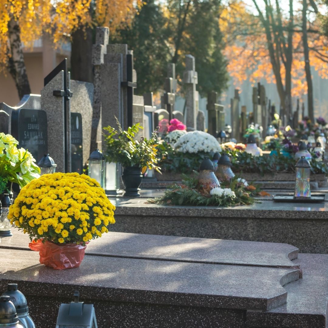 Ile kosztuje nagrobek w 2026 roku? Kamieniarz wyjaśnia, skąd biorą się wysokie ceny