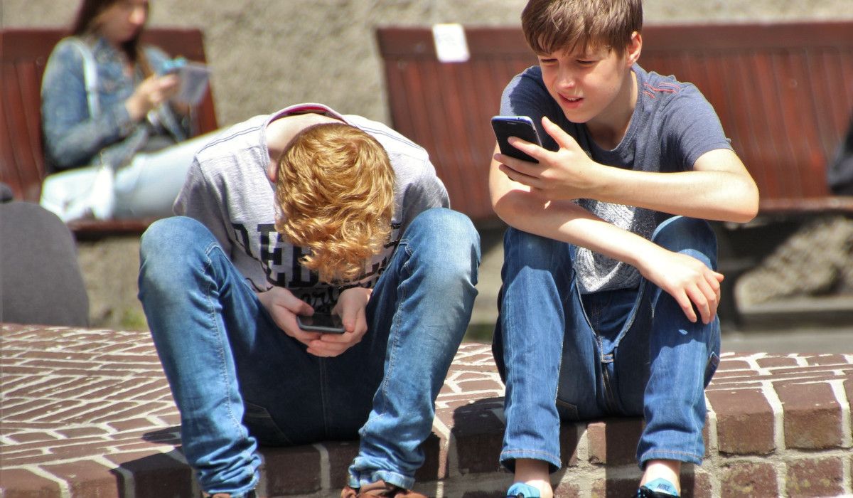 nastolatki wpatrzone w telefony