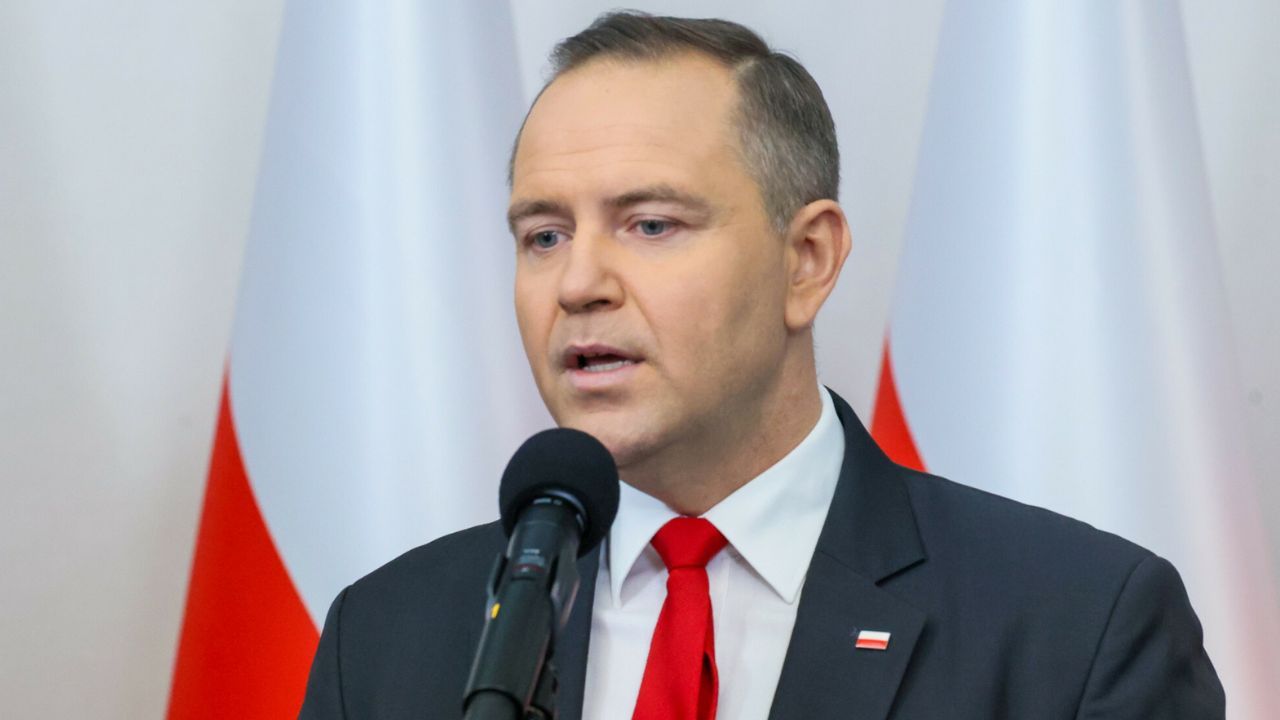 Nawrocki rozdaje seniorom