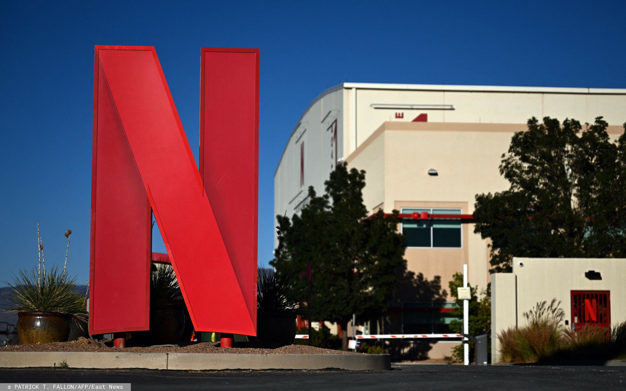 Ostre przepychanki ws. sprzedaży TVN. Kolejny gigant podbija stawkę i chce wygryźć konkurencję