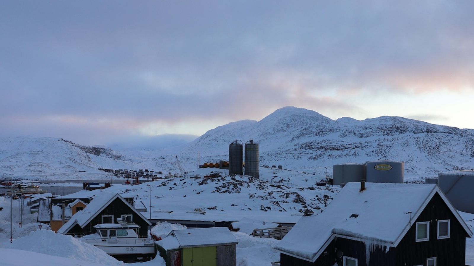Zaskakujący gest sprzeciwu Grenlandczyków. Na drzwiach wiszą takie kartki