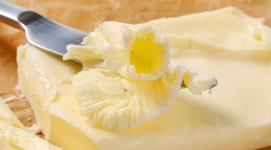 Prosty przepis na domowe masło. Potrzebujesz tylko jednego składnika
