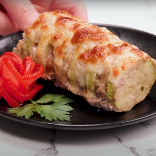 Przekładam cukinię mięsem i zapiekam pod sosem. Obiad wychodzi jak z najlepszej restauracji