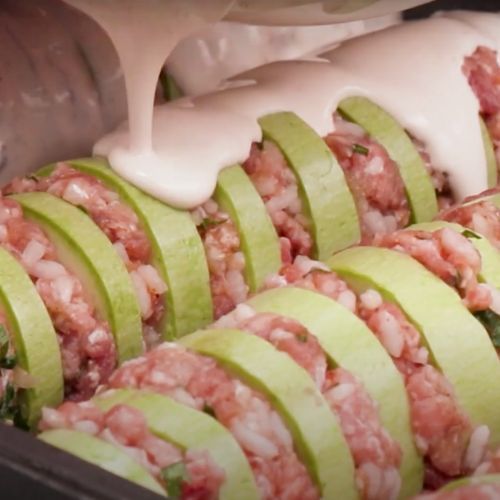 Przekładam cukinię mięsem i zapiekam pod sosem. Obiad wychodzi jak z najlepszej restauracji
