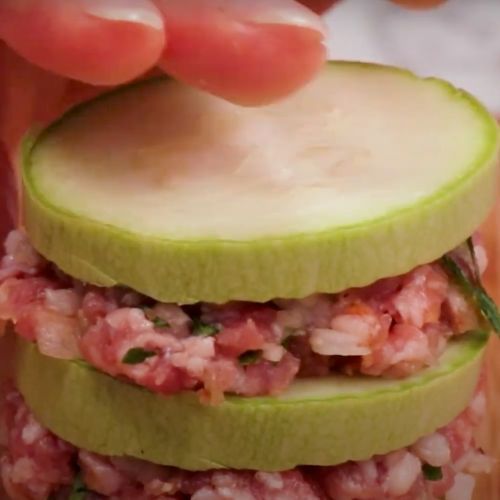 Przekładam cukinię mięsem i zapiekam pod sosem. Obiad wychodzi jak z najlepszej restauracji