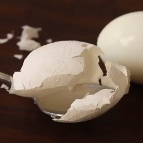 obieranie jajka