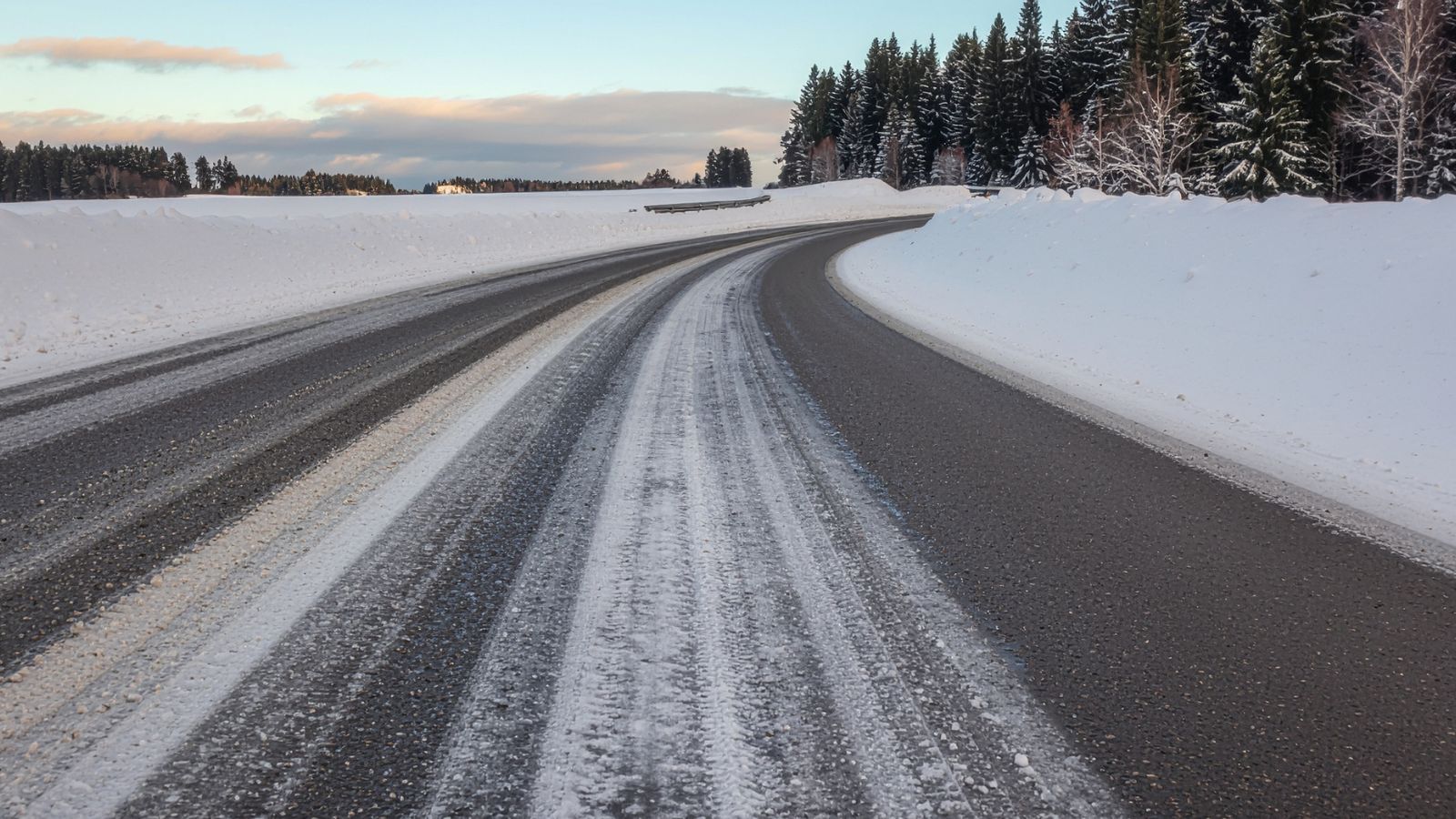 Odszkodowanie za poślizgnięcie się. Rekordowa kwota to 322 tys. zł. Polacy muszą pamiętać o kilku rzeczach