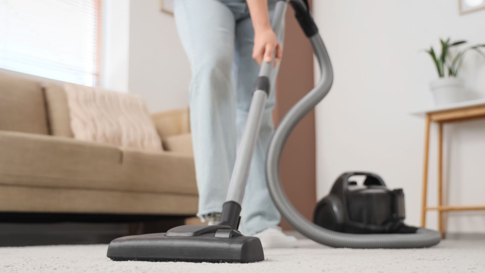 Tyle zapłacisz za sprzątanie domu przed Wielkanocą. Samo mycie okien już do tanich nie należy