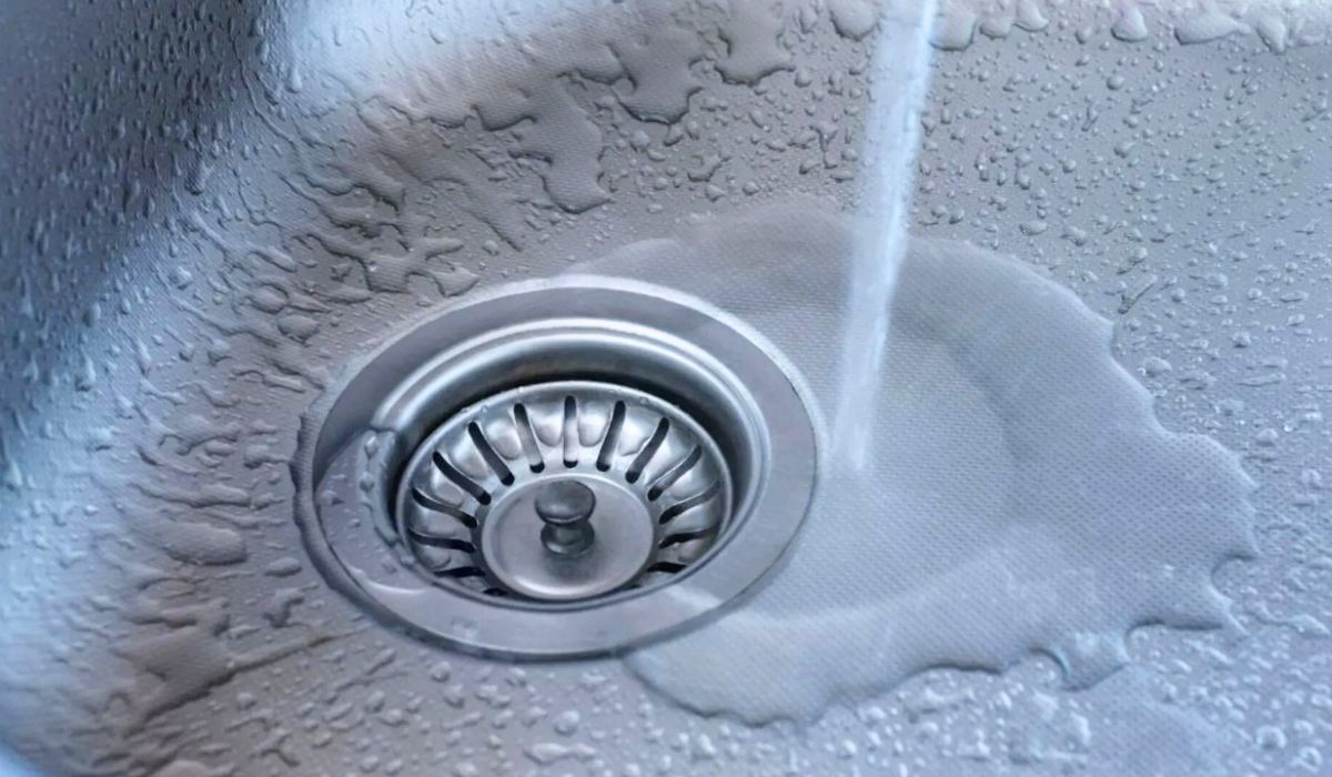 Jak odetkać odpływ? Ten sposób bije na głowę ocet i sodę