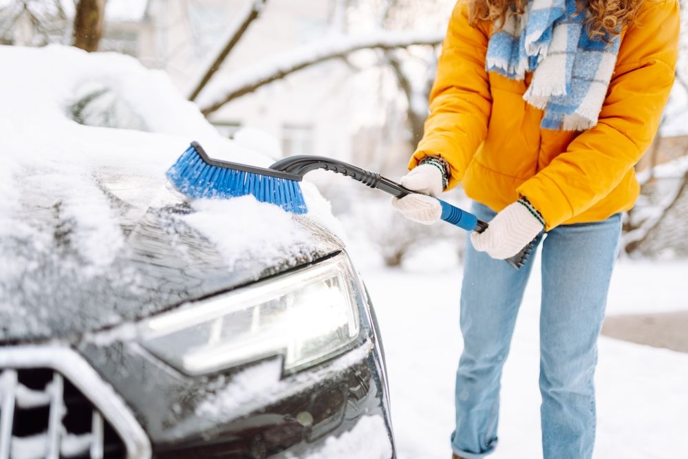 Błąd przy odśnieżaniu auta grozi dotkliwą karą. Chodzi o setki złotych, strażnicy nie odpuszczają