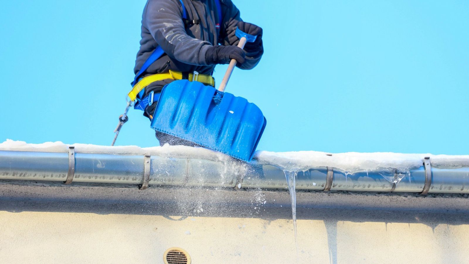 Szokujące odśnieżanie. Dzielił ich krok od tragedii