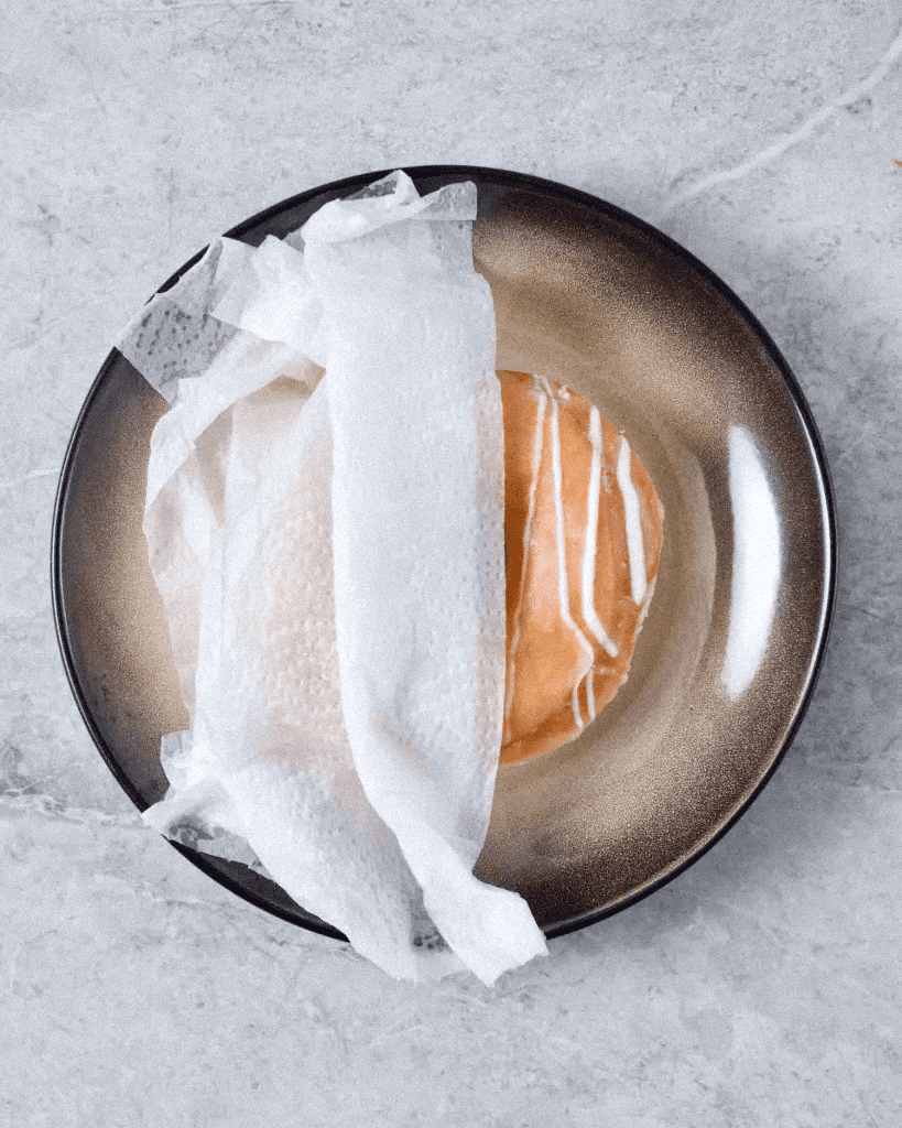 Nie wyrzucaj czerstwych pączków. Wystarczy jeden trik by były świeże jak z piekarni