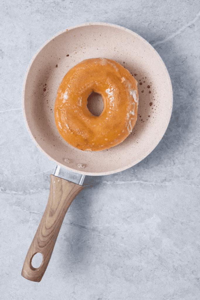 Nie wyrzucaj czerstwych pączków. Wystarczy jeden trik by były świeże jak z piekarni