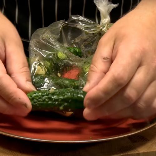 Strzelczyk pakuje ogórki do worka i ma najlepsze małosolne. Ten przepis jest ekspresowy