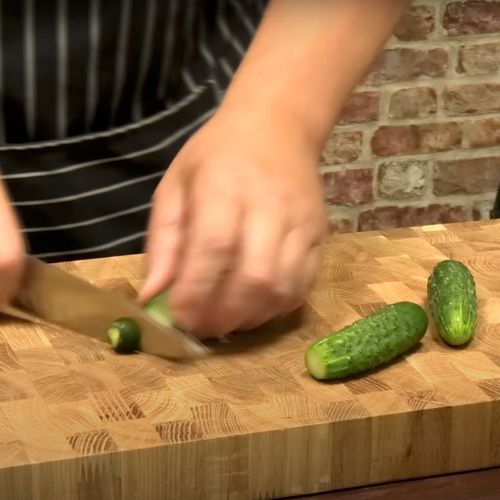 Strzelczyk pakuje ogórki do worka i ma najlepsze małosolne. Ten przepis jest ekspresowy