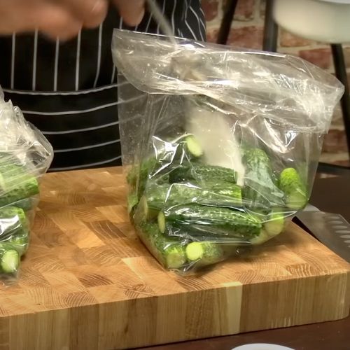 Strzelczyk pakuje ogórki do worka i ma najlepsze małosolne. Ten przepis jest ekspresowy