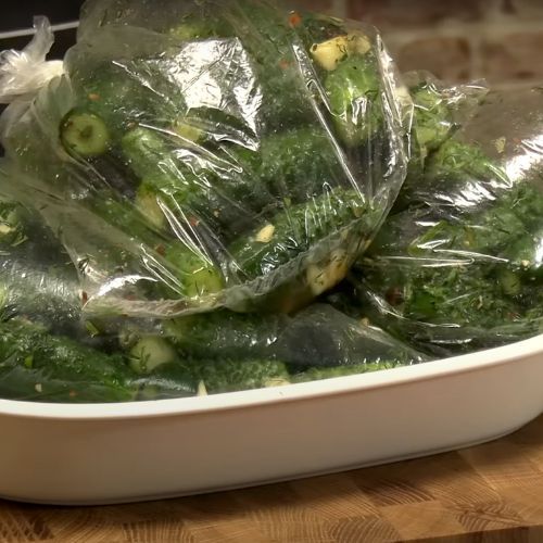 Strzelczyk pakuje ogórki do worka i ma najlepsze małosolne. Ten przepis jest ekspresowy