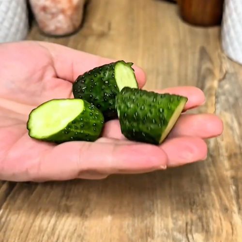 Do zrobienia tych ogórków nie trzeba zalewy. Suche małosolne to hit tego lata