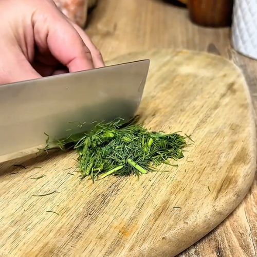 Do zrobienia tych ogórków nie trzeba zalewy. Suche małosolne to hit tego lata